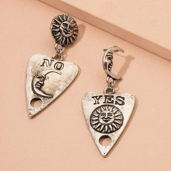 Vintage Sun & Moon Engraved Ouija Planchette Tarot Style Earrings π - Picture 3 of 7